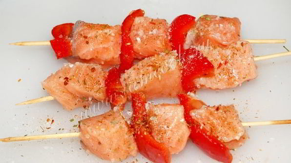 шашлык из семги на сковороде на шпажках