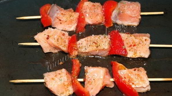 шашлык из семги на сковороде на шпажках