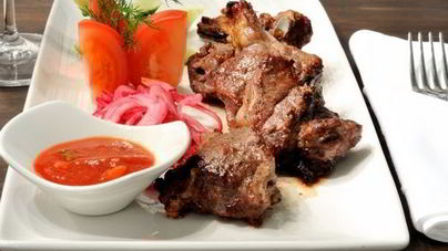 Шашлык из свинины в белом вине на сковороде