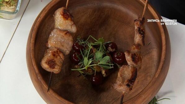 шашлык из вишневого поросенка с розмарином