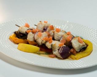 Шашлык из зубатки с луковым конфитюром