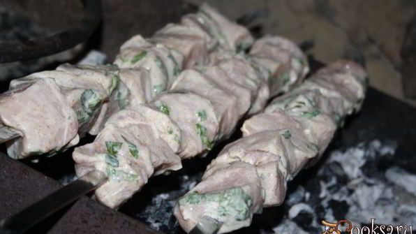 шашлык в кефирном маринаде с пряными травами