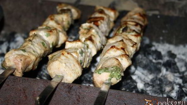 шашлык в кефирном маринаде с пряными травами