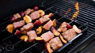 Шашлыки из тунца и слив, в маринаде из китайских пяти специй