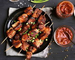 Свиной шашлык с чили маринадом и горчицей на гриле