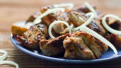 Свиной шашлык в маринаде с уксусом и минеральной водой