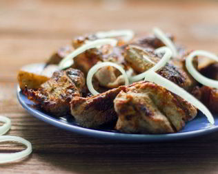 Свиной шашлык в маринаде с уксусом и минеральной водой