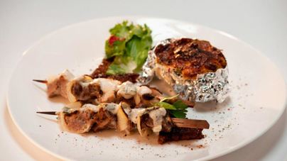 Цыганскии шашлык из четырех видов мяса с черным хлебом