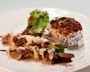 Цыганскии шашлык из четырех видов мяса с черным хлебом