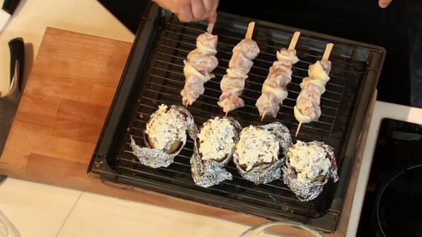 цыганскии шашлык из четырех видов мяса с черным хлебом