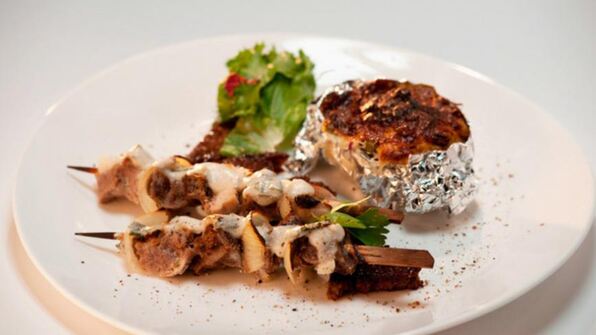 цыганскии шашлык из четырех видов мяса с черным хлебом