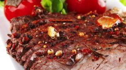 Ароматные говяжьи стейки с чесноком и перцем чипотле