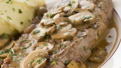 Говяжий стейк со сливочно-грибным соусом