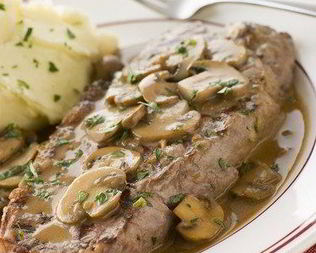 Говяжий стейк со сливочно-грибным соусом