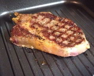 Рибай-стейк с картофельным пюре и сливочно-грибным соусом из сморчков