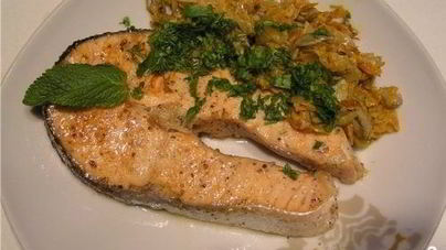 Стейк из форели на сковороде