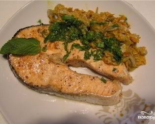 Стейк из форели на сковороде