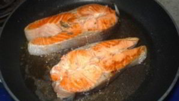 стейк из форели на сковороде