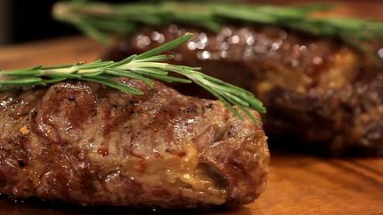 Стейк из говядины на сковороде