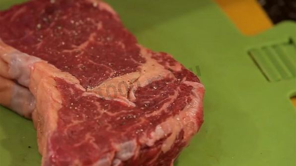 стейк из говядины на сковороде