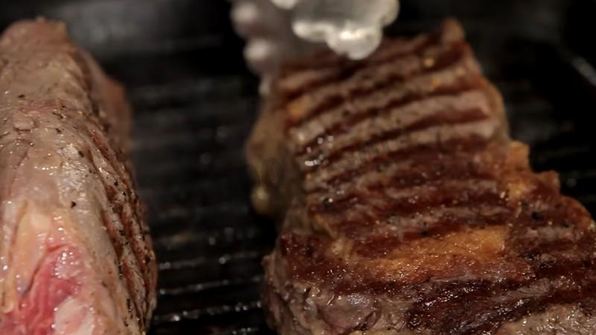 стейк из говядины на сковороде