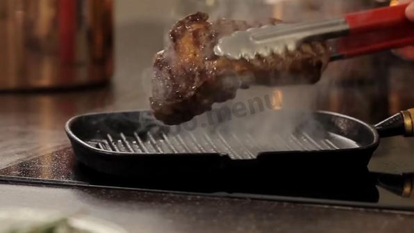 стейк из говядины на сковороде