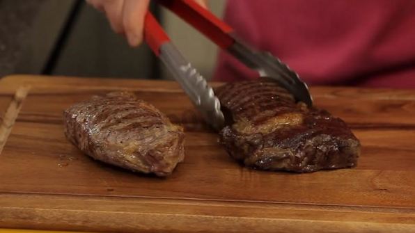 стейк из говядины на сковороде