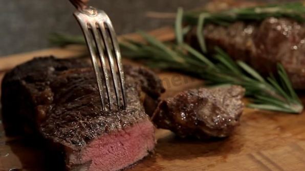стейк из говядины на сковороде