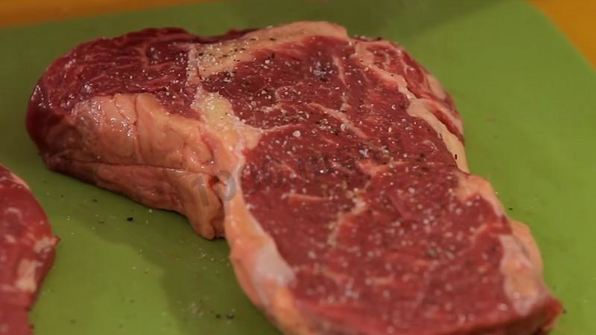 стейк из говядины на сковороде