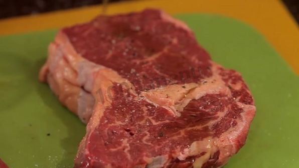 стейк из говядины на сковороде