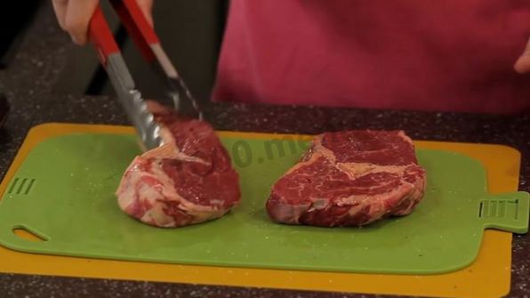 стейк из говядины на сковороде