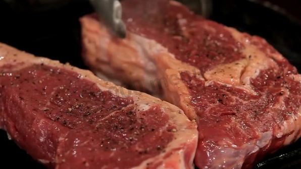 стейк из говядины на сковороде