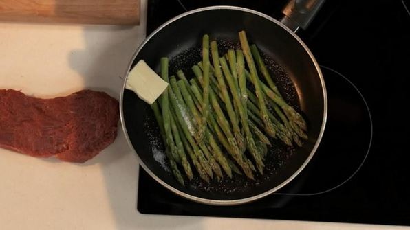 стейк из говядины со спаржей