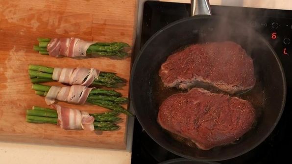 стейк из говядины со спаржей