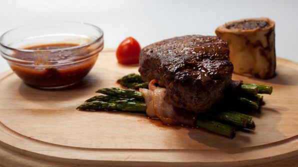 стейк из говядины со спаржей