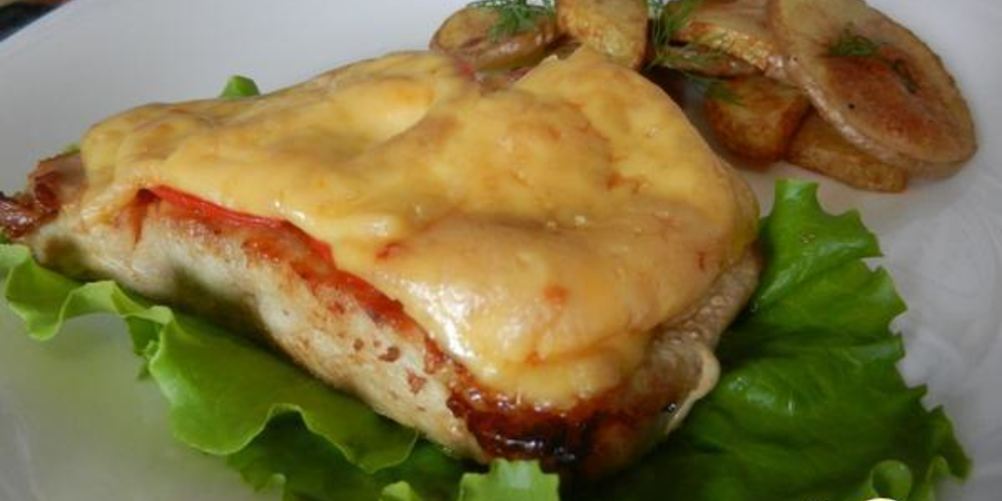 Рецепт стейк из свиного окорока под сырной шапкой