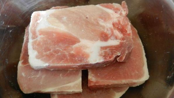 стейк из свиного окорока под сырной шапкой