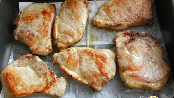 стейк из свиного окорока под сырной шапкой