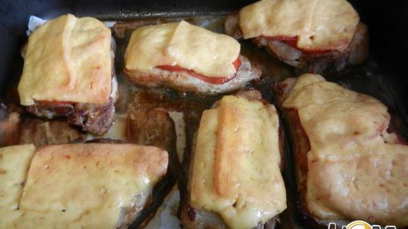 стейк из свиного окорока под сырной шапкой