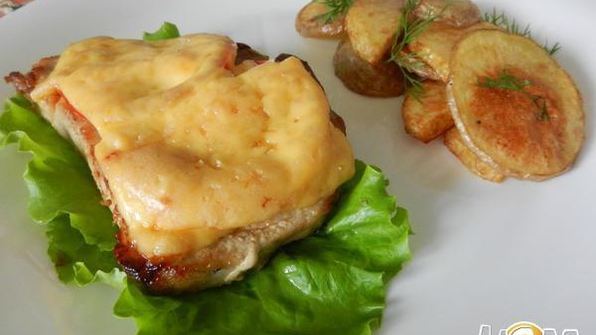 стейк из свиного окорока под сырной шапкой