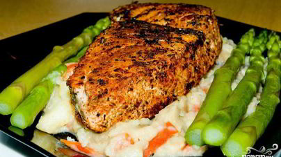 Стейк из тунца со спаржей