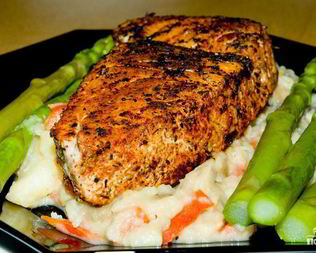 Стейк из тунца со спаржей