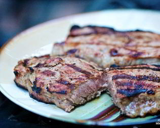 Стейк, маринованный в луковом соке