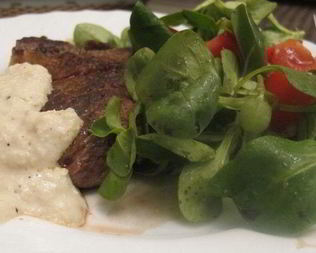 Стейк, перечный соус и мюсли салат