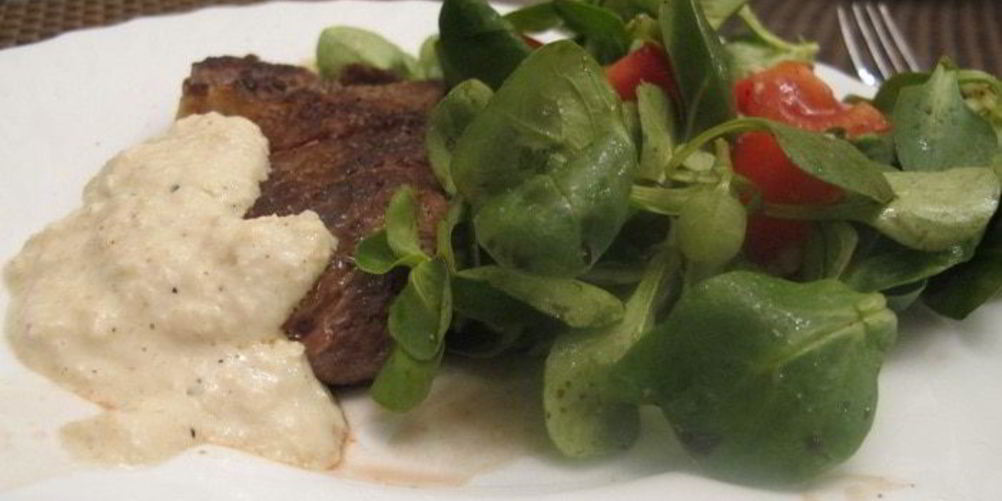 Рецепт стейк, перечный соус и мюсли салат