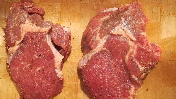 стейк, перечный соус и мюсли салат