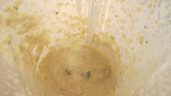 стейк, перечный соус и мюсли салат