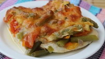 Стейки из куриного филе с овощами под сыром