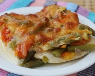 Стейки из куриного филе с овощами под сыром