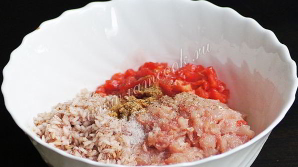 куриные тефтели с коричневым рисом в соусе